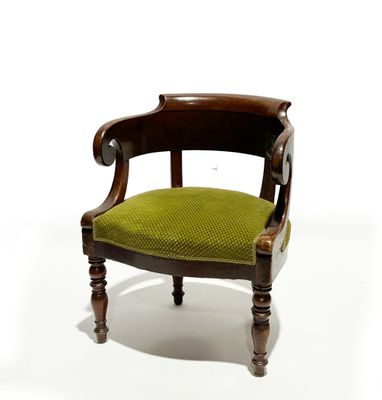 une image représentant une chaise dont l'assise est recouverte de tissu vert
