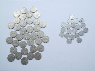 de nombreuses pièces d'argent sur une surface blanche