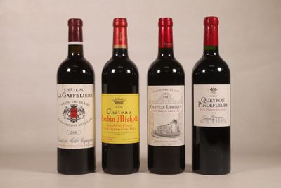 trois bouteilles de vin rouge sont alignées sur une table