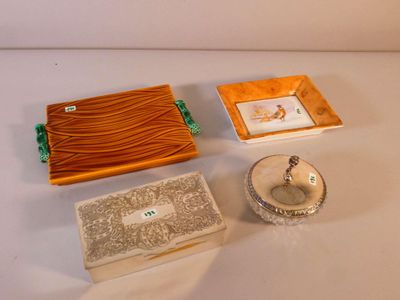trois objets différents posés sur une table