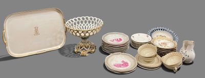beaucoup d'assiettes et de tasses, ainsi qu'un plateau sur la table