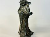 une image représentant une statue d'une femme tenant un bol