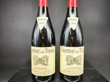 deux bouteilles de vin posées sur une table noire