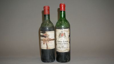 deux bouteilles de vin posées l'une à côté de l'autre sur une table