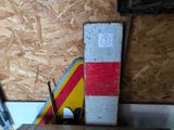 une table en bois ornée d'une rayure rouge et blanche