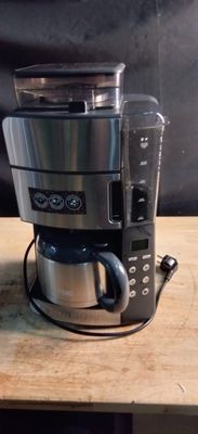 une cafetière posée sur une table en bois