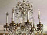 un lustre suspendu au plafond d'une pièce