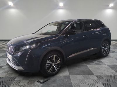 Un SUV bleu est garé sur un sol à damier dans un garage.