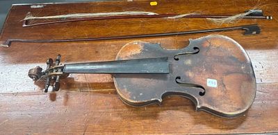 un violon posé sur une table avec d'autres instruments de musique