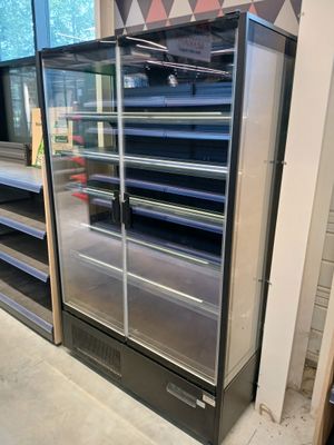 de nombreuses étagères vides dans un magasin aux portes vitrées