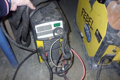 une personne qui travaille sur une machine dans le garage