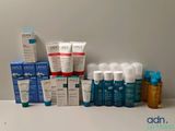 de nombreux types de produits de soins de la peau exposés sur une table
