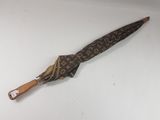un parapluie marron avec une inscription sur un fond blanc