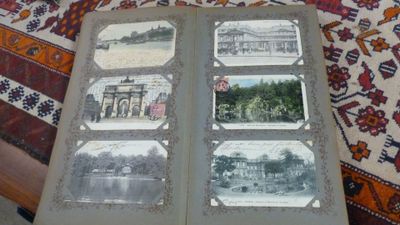 quatre photos d'un livre posé sur une table, sur un tapis