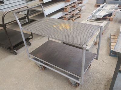 une table posée au milieu d'un entrepôt