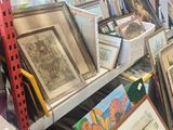 beaucoup de photos encadrées sur les étagères du magasin