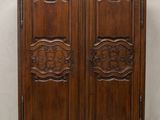 une image représentant une armoire en bois avec deux portes d'un côté et un tiroir de l'autre