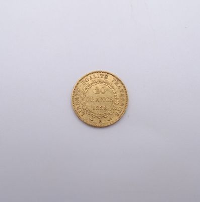 une pièce d'or sur une surface blanche avec un fond blanc