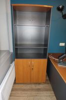SUR DESIGNATION : Un bureau, une étagère et une lampe murale (photo 2)
