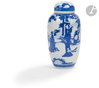 un vase bleu et blanc orné d'une image représentant des personnes