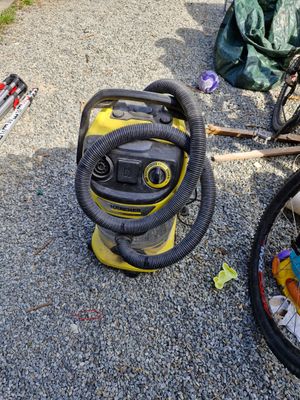 un vélo posé par terre à côté d'un souffleur