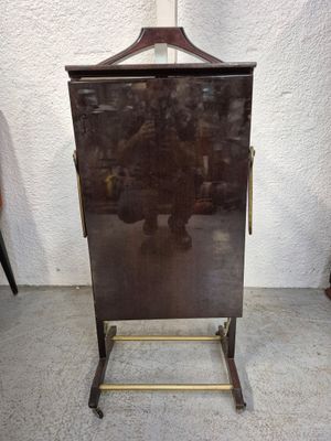 une vieille armoire en bois surmontée d'un miroir