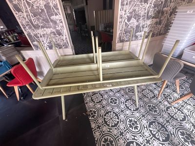 une table sur laquelle sont posés plusieurs bâtons