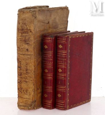 deux vieux livres posés l'un à côté de l'autre sur une surface blanche