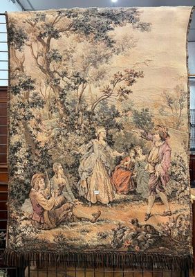 une image d'une tapisserie accrochée au mur d'une pièce