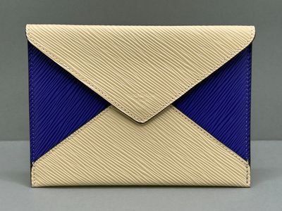 une enveloppe bleue et beige ornée d'une bande blanche