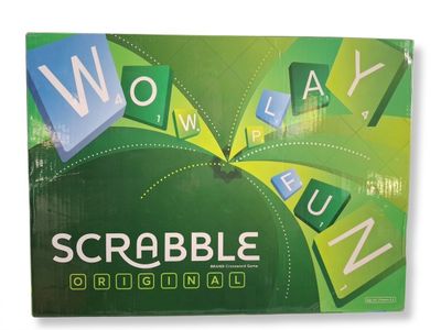un gros plan sur une boîte de cartes de Scrabble Original sur fond blanc