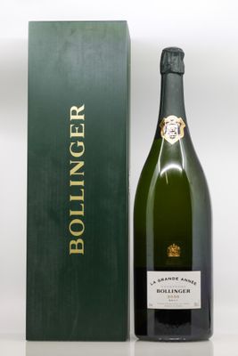une bouteille de champagne Bollinger à côté d'une boîte verte