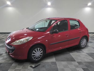 la photo d'une voiture rouge garée dans un garage
