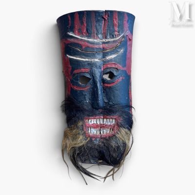 une image représentant un masque en bois orné d'une barbe et d'une moustache