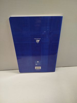 le livre bleu est posé sur une surface blanche