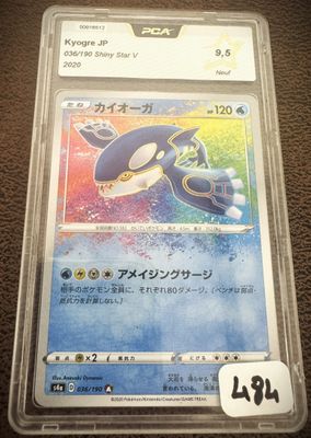 gros plan d'une carte pokemon dans un étui en plastique