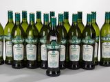 douze bouteilles de vin sont alignées sur une surface blanche