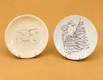 deux assiettes sur lesquelles figurent des dessins