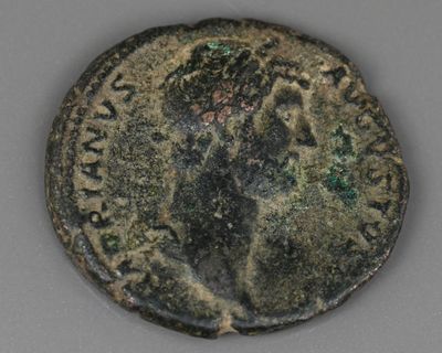 gros plan d'une pièce de monnaie sur laquelle figure une femme