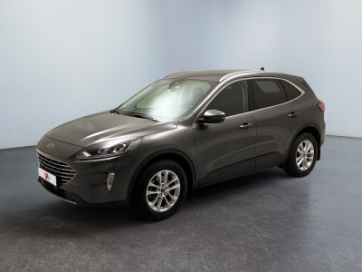 Le SUV gris est garé dans une pièce au sol noir.
