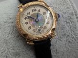 une montre posée sur un oreiller