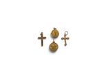 trois croix en or et un pendentif en forme de croix sur fond blanc