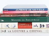 plusieurs livres empilés sur une surface blanche
