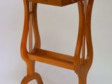 une petite table en bois avec un tiroir