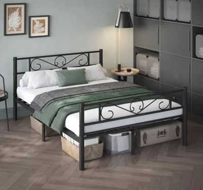 une photo d'une chambre avec un lit et une bibliothèque