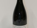 une bouteille de vin posée sur une table