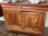 une armoire en bois sur laquelle sont posées des assiettes