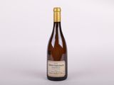 une bouteille de vin posée sur une table blanche