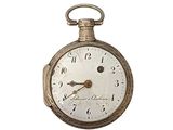 une montre de poche en argent exposée sur un fond blanc