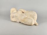 une image représentant une sculpture d'une femme allongée sur le dos